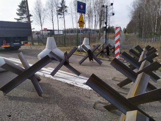 GALERIE FOTO Polonia a început să instaleze bariere antitanc la granițele cu Belarus și Rusia