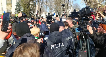 VIDEO Protestele de la Chișinău au început cu alerte cu bombă. Protestatarii încearcă să forțele cordoanele poliției