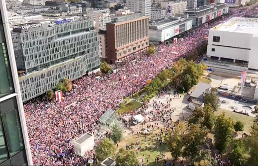 VIDEO ”Un milion” de oameni au protestat la Varșovia împotriva Guvernului, cu două săptămâni înainte de alegerile parlamentare