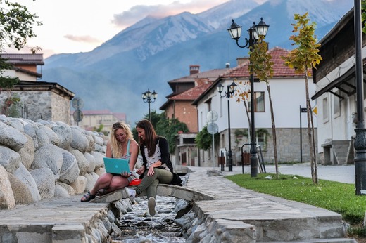 Stațiunea Bansko din Bulgaria este noul hub european al muncii remote. Sute de nomazi digitali lucrează de aici indiferent de perioada anului