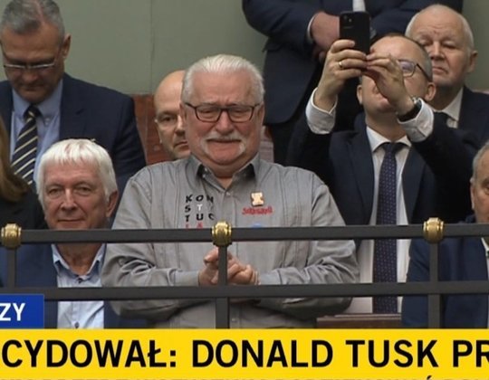 FOTO Premierul polonez desemnat Mateusz Morawiecki pierde votul de învestitură, lăsându-i cale liberă lui Donald Tusk. Votul a stârnit un interes uriaș, oamenii au luat bilete la cinema ca să vadă ședința Parlamentului