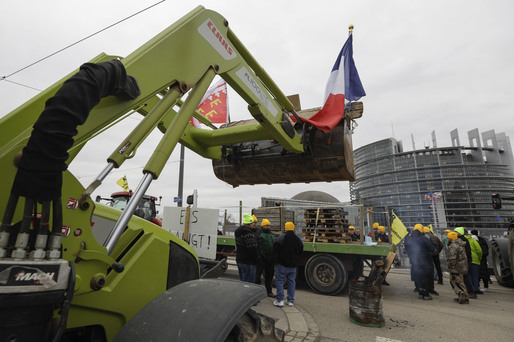 Agricultorii polonezi își extind protestele prin blocarea unei autostrăzi cheie către Germania