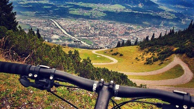 Iarna fără zăpadă obligă stațiunile din Austria să se orienteze în martie spre sporturile de vară