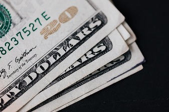 Rușii stau la coadă ca să cumpere dolari după suspendarea tranzacțiilor în euro și monedă americană la bursă 