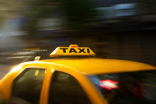 Șoferii de taxi din Bulgaria se tem că ar putea fi înlocuiți de indieni 