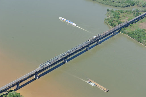 Lucrările la podul Ruse-Giurgiu vor dura doi ani. Autoritățile bulgare cer Românei să aprobe un nou pod rutier