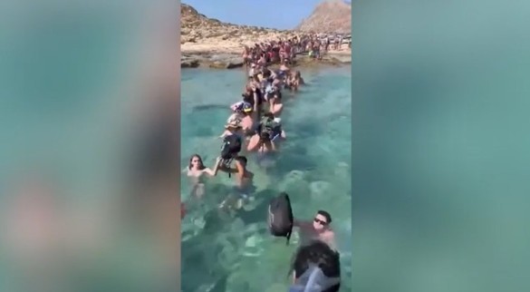 FOTO Dispută în Creta în contextul încercărilor de a descuraja turismul în masă. Filmare controversată cu turiști debarcați în mare