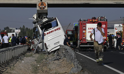 FOTO Cel puțin nouă morți și 26 de răniți într-un accident de autocar la Ankara