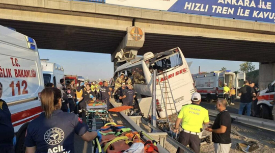 FOTO Cel puțin nouă morți și 26 de răniți într-un accident de autocar la Ankara