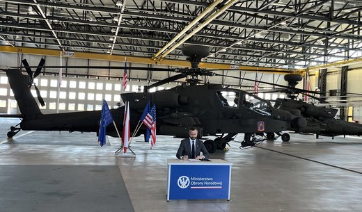 Polonia cumpără elicoptere Apache puternic înarmate antitanc cu nouă miliarde de dolari