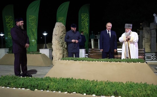 FOTO Vladimir Putin a venit în vizită în Cecenia, pentru prima dată din 2011