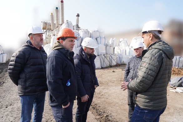 Volodomir Kudrîțki, cu cască portocalie, la o stație Ukrenergo din Zaporizhia, martie 2024. Sursă foto: contul public de Facebook