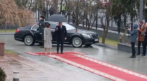 VIDEO Bolojan - primit cu onoruri militare de Maia Sandu