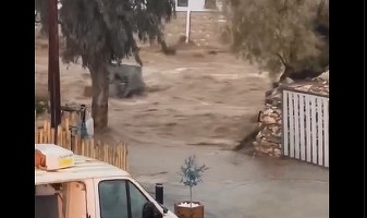 VIDEO Insule grecești căutate de turiști, lovite de inundații puternice după ploi torențiale. Imagini cu străzi transformate în râuri, mașini luate de ape