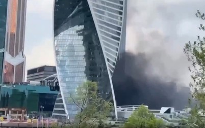VIDEO Explozie într-un mall din centrul Moscovei. Aparent, o mașină din parcarea subterană a sărit în aer, provocând un incendiu care s-a extins. Incidentul, la circa cinci kilometri de Kremlin