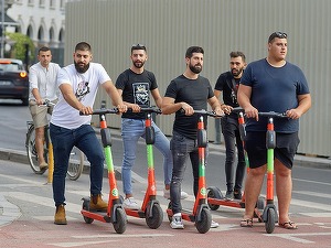 Atena vrea să pună capăt „neplăcerilor” cauzate de trotinetele electrice