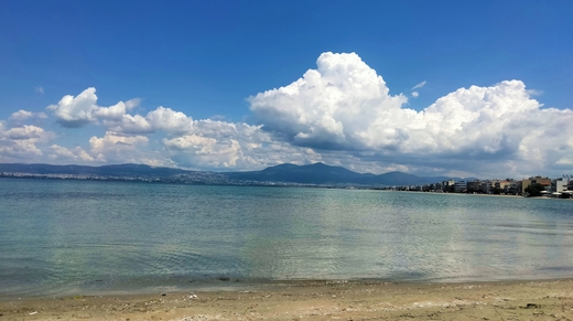 FOTO Vacanță în Grecia la două ore de-acasă la plajă de trei stele, la prețuri de București. În liniște, fără turism de masă