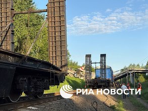 VIDEO Rusia - Un pod rutier s-a prăbușit peste calea ferată, în fața unui tren de călători, care a deraiat. Cel puțin șapte persoane au murit