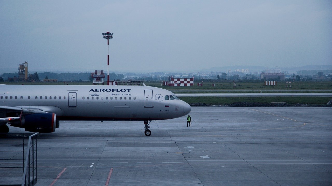 Haos pe aeroporturile din Rusia: compania aeriană de stat a anulat zeci de zboruri. Posibil atac cibernetic