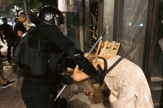 VIDEO Lupte de stradă în Serbia. Poliția a intervenit în forță, președintele Vucic denunță implicarea unor puteri străine