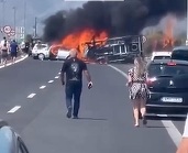 VIDEO Accident grav pe o autostradă din Grecia. Două mașini au loc foc după ce a intrat un camion în ele, trei persoane au murit