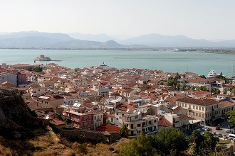 Grecii aleg să călătorească în străinătate pe măsură ce prețurile cresc în țara lor