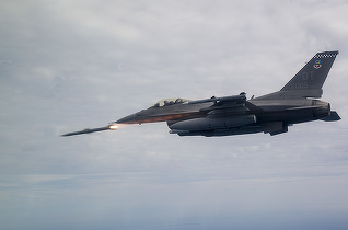 VIDEO Un avion de tip F-16 se prăbușește în centrul Poloniei, la o repetiție. Pilotul a decedat după ce a încercat să redreseze avionul până în ultimul moment