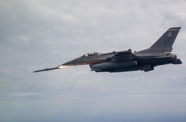 VIDEO Un avion de tip F-16 se prăbușește în centrul Poloniei, la o repetiție. Pilotul a decedat după ce a încercat să redreseze avionul până în ultimul moment