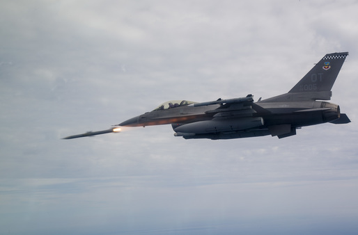 VIDEO Un avion de tip F-16 se prăbușește în centrul Poloniei, la o repetiție. Pilotul a decedat după ce a încercat să redreseze avionul până în ultimul moment