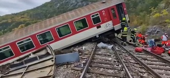 Două trenuri de pasageri s-au ciocnit în Slovacia VIDEO