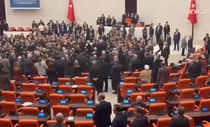  Bătaie în Parlamentul turc la adoptarea bugetului VIDEO