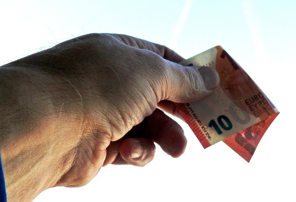 Bulgarii stau la mari cozi de schimb valutar pentru leva în euro. De ce se înghesuie acum, înainte de 1 ianuarie