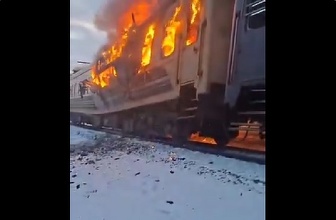 VIDEO Tren cu peste 200 de pasageri - flăcări la mai multe vagoane după un bombardament al rușilor în Ucraina. 5 persoane au decedat