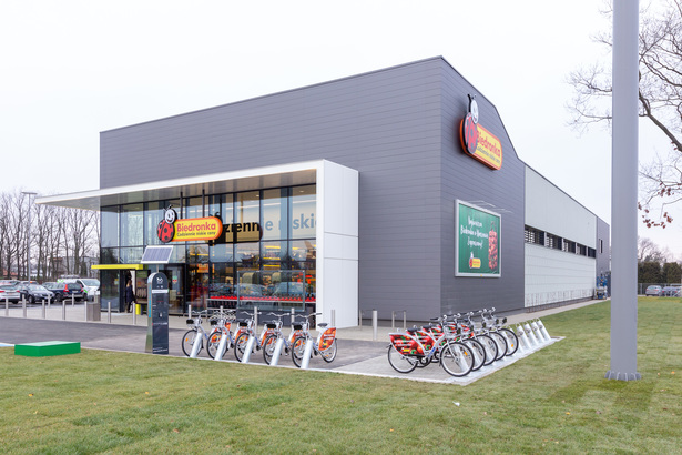 Revoltă printre angajații celui mai mare lanț de supermarketuri din Polonia: Vor urgent salarii mărite plus alte beneficii