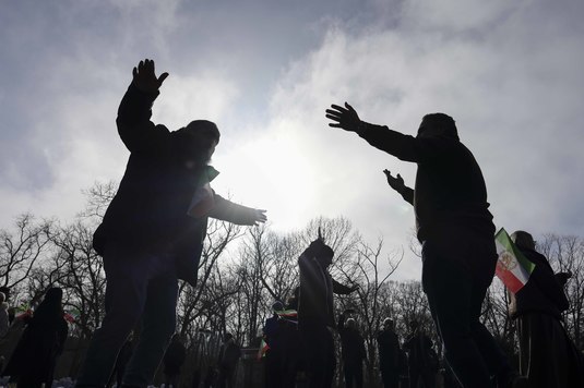 FOTO Iranienii din România dansează în Herăstrău, sărbătorind atacul 