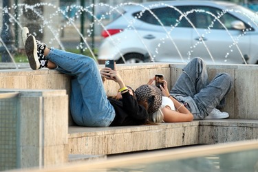 O nouă țară interzice telefoanele în școli