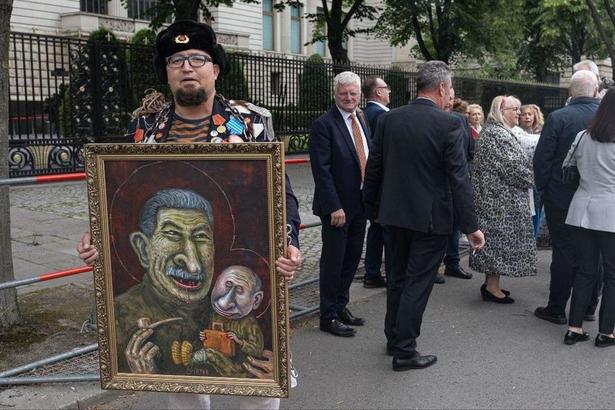 Un caricaturist rus, critic al lui Vladimir Putin, asasinat în Polonia