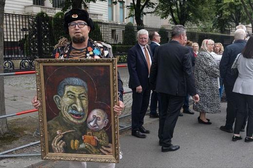 Un caricaturist rus, critic al lui Vladimir Putin, asasinat în Polonia