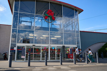 Auchan vinde în Ungaria. Unul dintre cei mai bogați unguri, cu afaceri și în România, devine unic proprietar al Auchan Ungaria prin Indotek