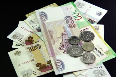 Rușii scot banii din bănci și folosesc tot mai des plata în numerar din cauza întreruperilor frecvente ale internetului mobil