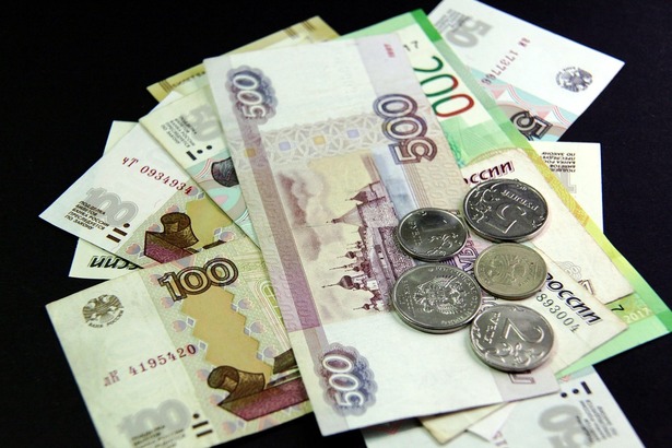 Rușii scot banii din bănci și folosesc tot mai des plata în numerar din cauza întreruperilor frecvente ale internetului mobil