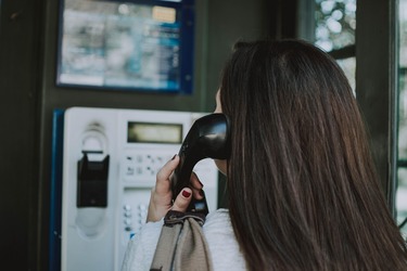 Crimeea se întoarce în timp și reintroduce telefoanele stradale din cauza atacurilor ucrainene