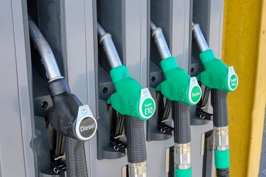 Unde dai cu drona și unde crapă. Apar primele semne ale penuriei de carburanți… în Ucraina