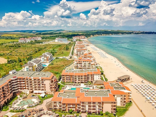 Zeci de turiști, rămași brusc fără vacanță. Zboruri charter către Bulgaria și rezervările la hotel au fost anulate în ultimul moment pentru turiști maghiari care le plătiseră deja. "Nu mergeți la aeroport, vă anulăm călătoria!"