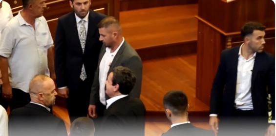 VIDEO Premier atacat cu ouă. Aruncate de o parlamentară din opoziție, în Parlamentul din Kosovo.