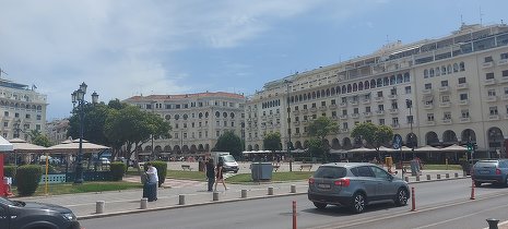 Reduceri de taxe și majorări de salarii, dar și bonusuri pentru pensionari și angajații din sectorul public pregătite în Grecia înainte de alegeri