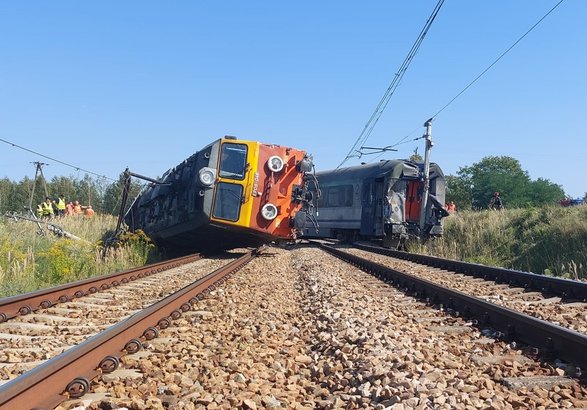 VIDEO Accident de tren. Cel puțin 20 de răniți după ce un tren intercity a lovit un camion și a deraiat, în Polonia
