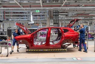 FOTO Investiția gigant pierdută de România în favoarea Ungariei are mare succes: Cea mai rapidă creștere a producției înregistrată vreodată la una dintre noile uzine BMW. Compania trece acum la 3 schimburi și angajează. LISTA posturilor