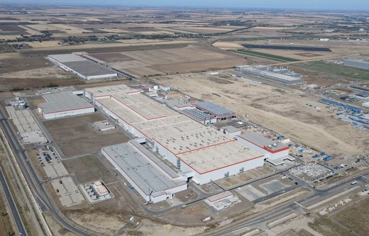 Pornită la un pas de România. Cea mai mare fabrică de baterii din afara Chinei a pornit la 40 km de România. Chinezii de la CATL au început producția în Debrecen, după dispute de mediu cu autoritățile