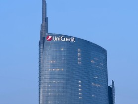 Unicredit își reorganizează subsidiara din Rusia și vinde o parte din afacere